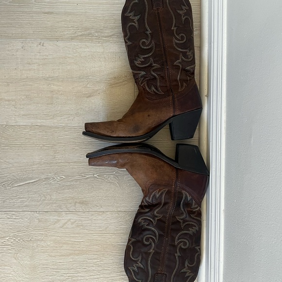 Laredo Brown Heeled Boots with Classic Western Design - Picture 3 of 7